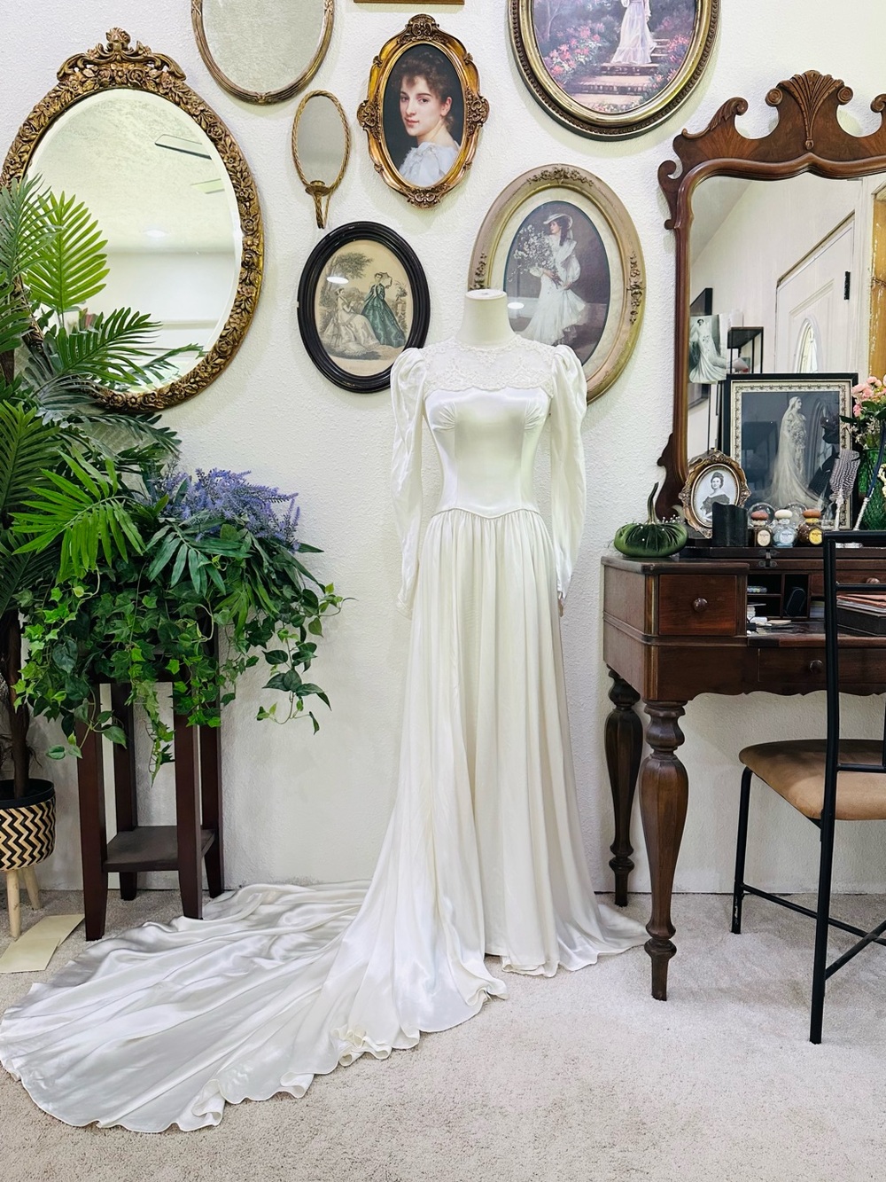 Elegant Vintage-Inspired White Bridal Gown with Long Train